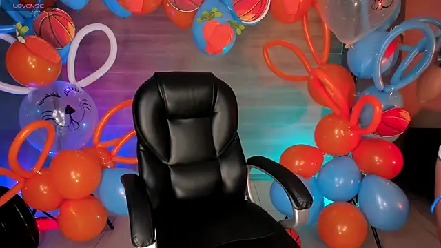 LizzHamilton   online show from October 31, 2025, 8:49 pm