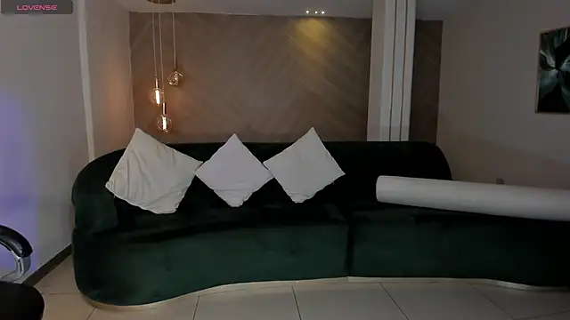 LizzHamilton   online show from December 17, 2025, 5:40 pm