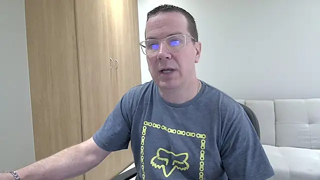Snapshot of BrettJ81 chatting on September 27, 2025, 11:27 am BrettJ81 online show from September 27, 2025, 11:27 am