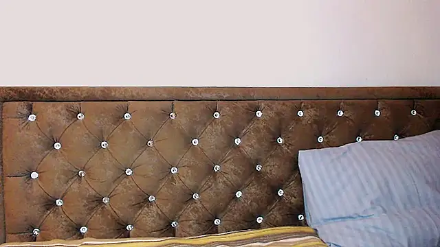 Sara4uu online show from December 15, 2025, 2:06 am