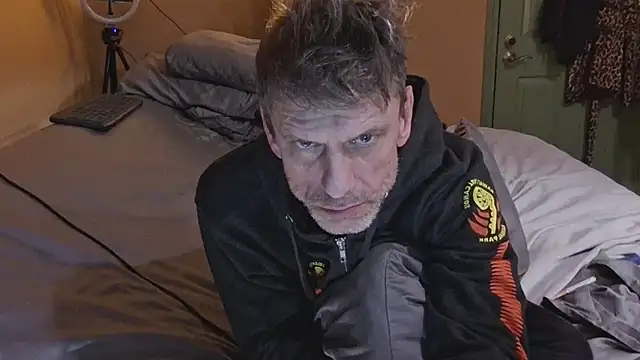 leahcimnikral online show from January 6, 2026, 3:10 am