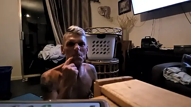 leahcimnikral online show from September 15, 2025, 4:46 am