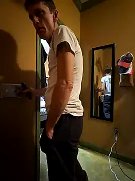 leahcimnikral online show from December 22, 2025, 12:55 am