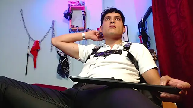 Snapshot of dom2travelersss chatting on December 3, 2025, 11:04 pm dom2travelersss online show from December 3, 2025, 11:04 pm