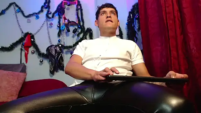 Snapshot of dom2travelersss chatting on December 5, 2025, 2:59 pm dom2travelersss online show from December 5, 2025, 2:59 pm