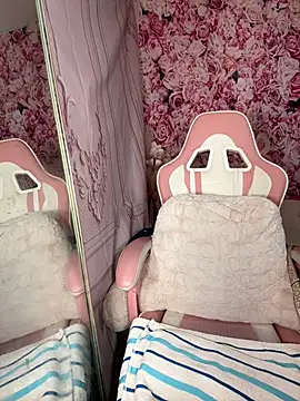 mismialove online show from April 14, 2026, 9:14 am